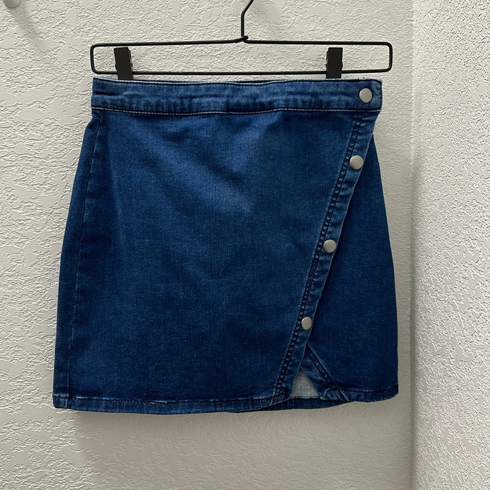 Denim skirt.